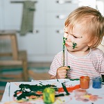 Petit enfant faisant de la peinture