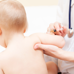 Vaccination d'un jeune enfant