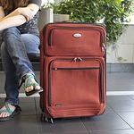 Voyageuse avec valise dans un espace d'attente
