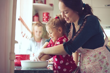Assistante maternelle faisant des activités de cuisine avec des enfants