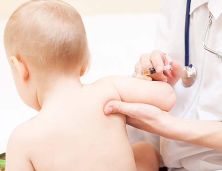 Vaccination d'un jeune enfant